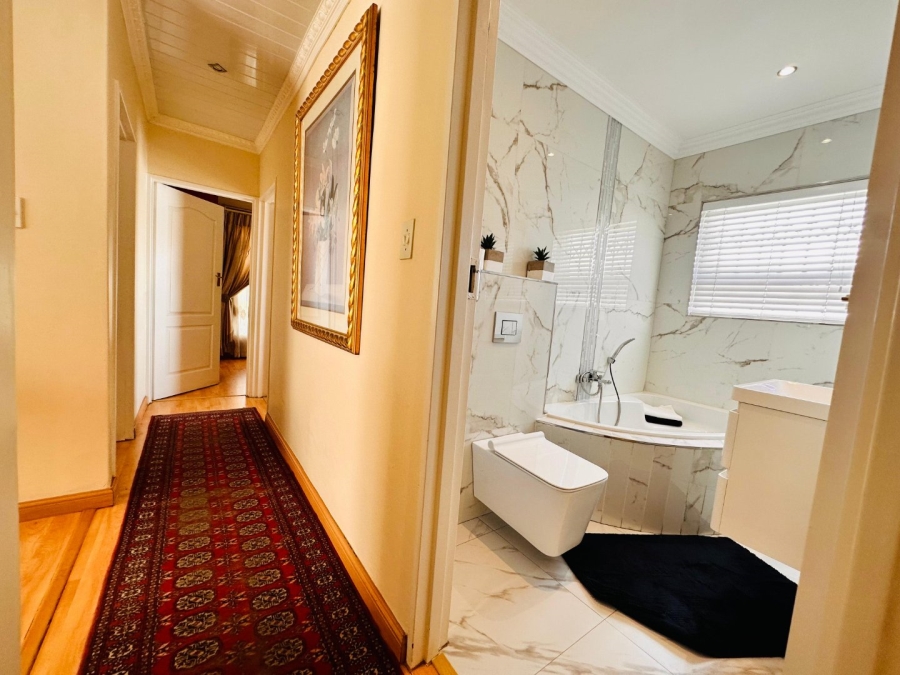 4 Bedroom Property for Sale in Flamingo Vlei Western Cape